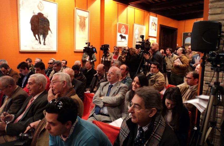 Todos atentos a los argumentos y explicaciones de la empresa. (FOTO: Javier Martínez)