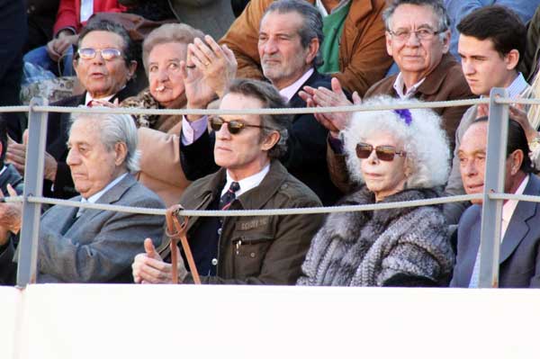 Curro Romero, junto al Litri y la duquesa de Alba.