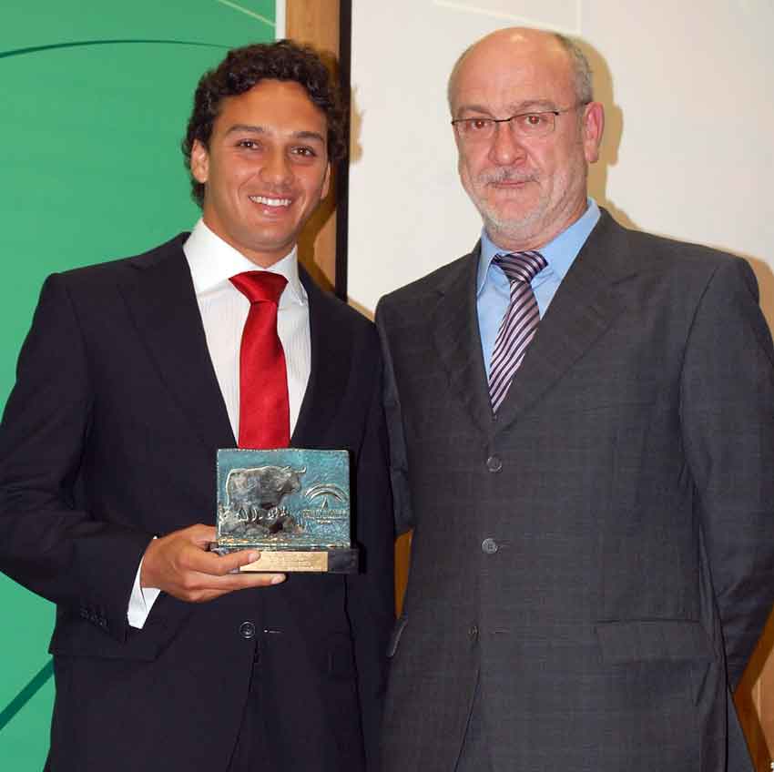 El sevillano Oliva Soto recoge el premio de la Delegacion de la Junta de Andalucía en Huelva. (FOTO: Ambitotoros)