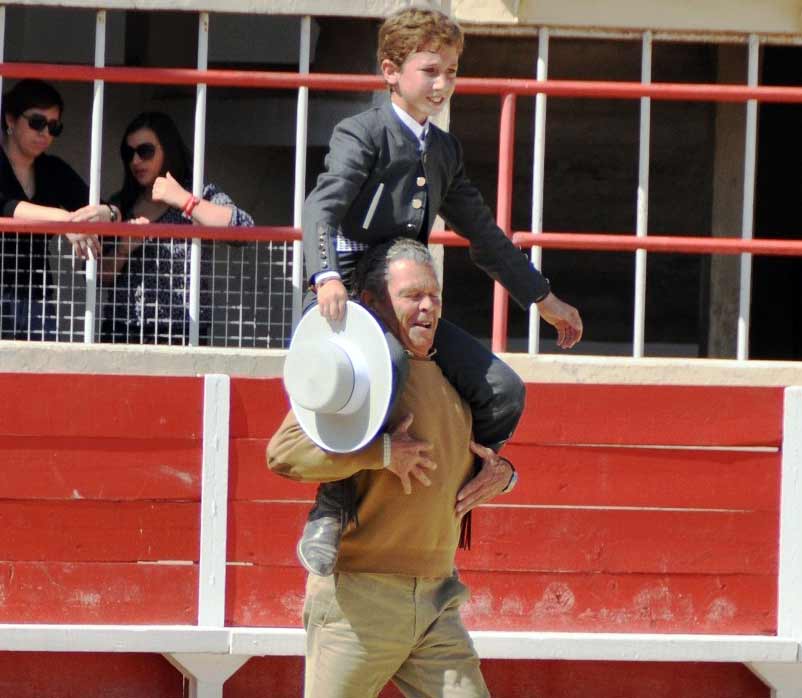 Espartaco padre pasea ilusionado a Calerito, el niño torero sevillano de Aznalcóllar. (FOTO: Paul Hermé)