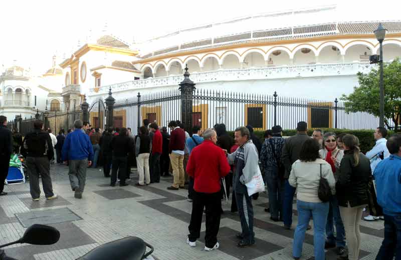 Tras un notable descenso de la demanda de abonos, hoy jueves, al ponerse a la venta las entradas sueltas para cada festejo, por fin han regresado las colas a la Maestranza. (FOTO: Javier Martínez)