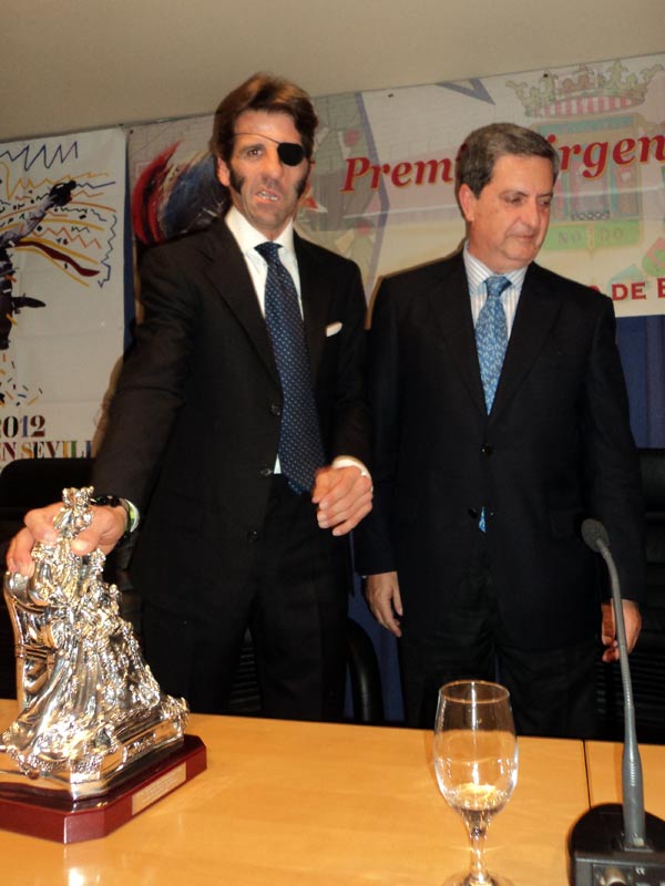 Padilla junto al presidente del Colegio de Enfermería de Sevilla.