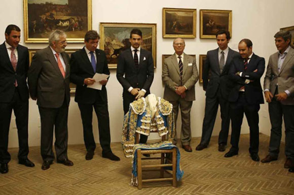 Manzanares entrega en el Museo de la Maestranza el histórico traje, acompañado de su cuadrilla, el ganadero de Núñez del Cuvillo, el empresario y el fiscal de la Junta de Gobierno de la Maestranza. (FOTO: EFE)