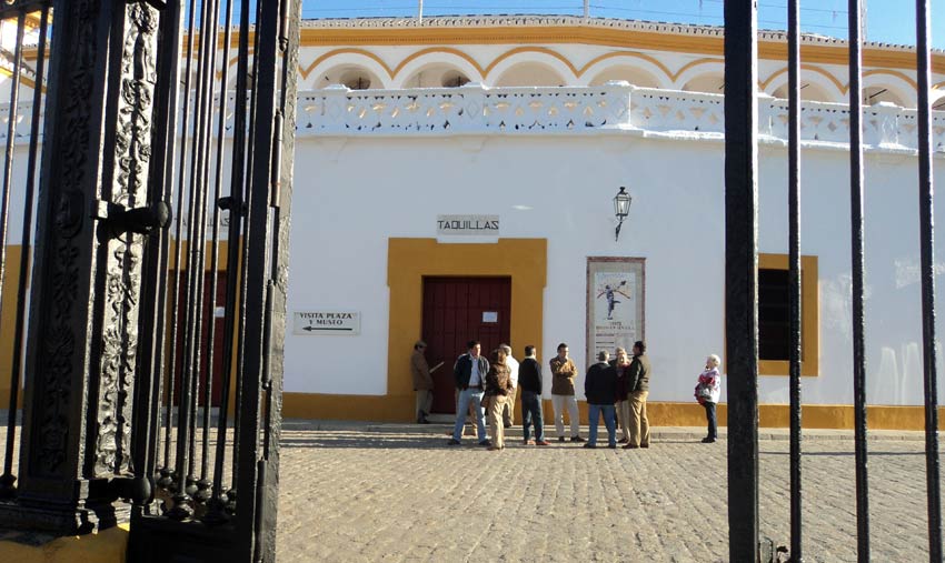 Apenas una quincena de aficionados aguardaban a la apertura de taquillas en el primer día de compra nuevos abonos. (FOTO: Javier Martínez)