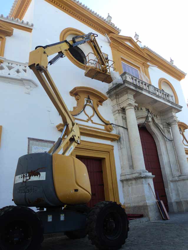 Una grúa opera en la fachada.