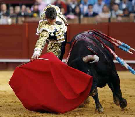 Derechazo de Manzanares. (FOTO: Arjona/Pagés)