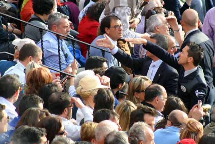 Ni los acomodadores pueden poner orden ante el caos que se origina con la plaza llena y sin escaleras.