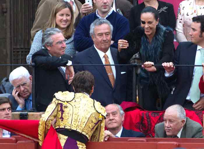 Padilla le brinda su segundo toro a Adriana Eslava, hija del torero colombiano Pepe Cáceres, que perdió el ojo de un tiro en un atentado. (FOTO: Paco Díaz)