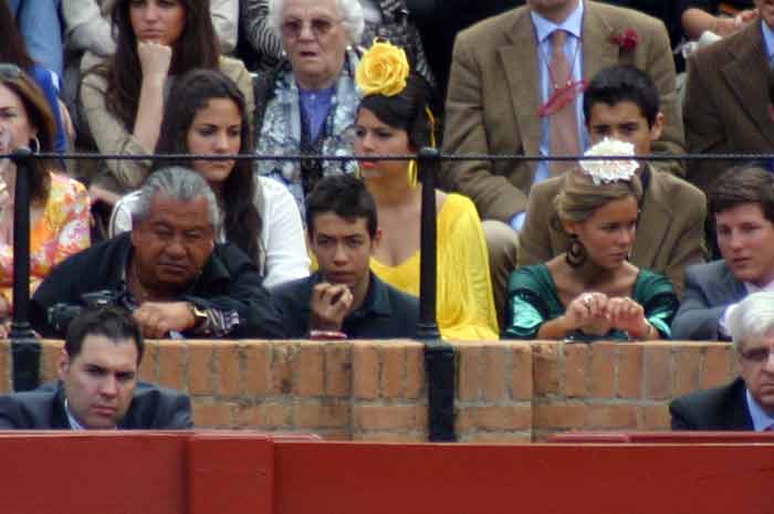 Con lo de coloridos que son los trajes de flamenca... ¿Amarillo tenía que ser para ir a los toros?