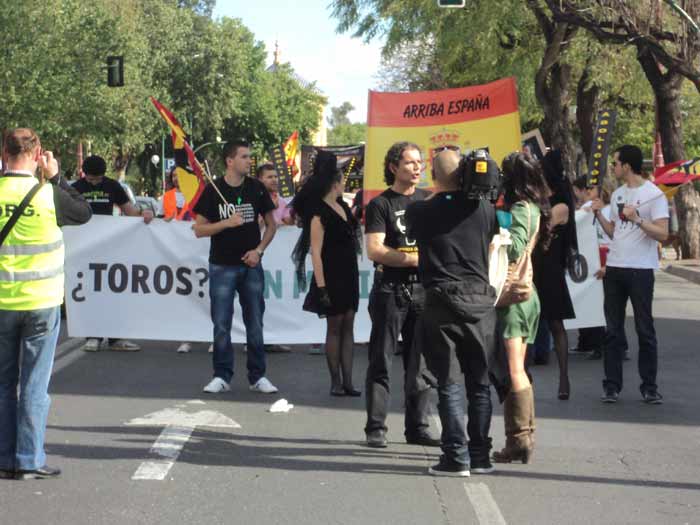 Una Feria más, los antitaurinos -este año con más gente aún- se manifestaron y llegaron hasta la Maestranza.