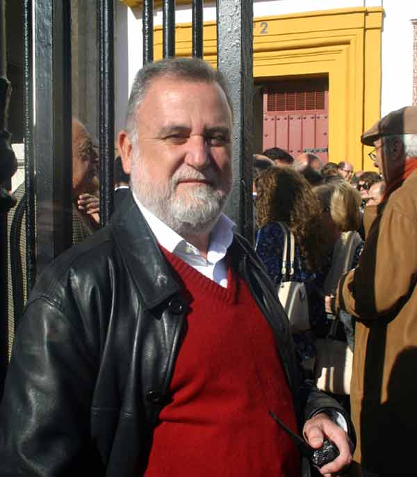 Antonio Rodrigo Torrijos, de IU, en la Puerta del Príncipe minutos antes de acceder al fondo por la Puerta Nº2, que da acceso al 'Palco de Convite', asistiendo por tanto en representación del Ayuntamiento cuando era teniente de alcalde. Ahora, en la oposición, votó el pasado viernes en contra de los toros en el Ayuntamiento. (FOTO: Javier Martínez) Antonio Rodrigo Torrijos, de IU, en la Puerta del Príncipe minutos antes de acceder al fondo por la Puerta Nº2, que da acceso al 'Palco de Convite', asistiendo por tanto en representación del Ayuntamiento cuando era teniente de alcalde. Ahora, en la oposición, votó el pasado viernes en contra de los toros en el Ayuntamiento. (FOTO: Javier Martínez)