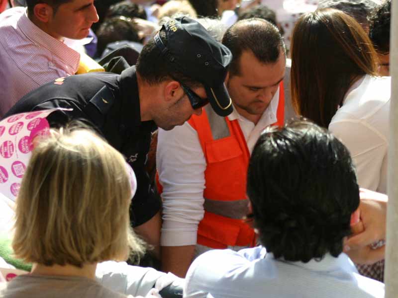 El cargado ambiente de la plaza llena hace sus estragos.