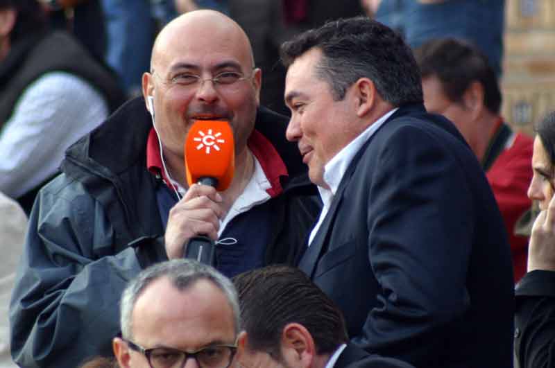 El periodista Bartolomé Martos, en plena faena.