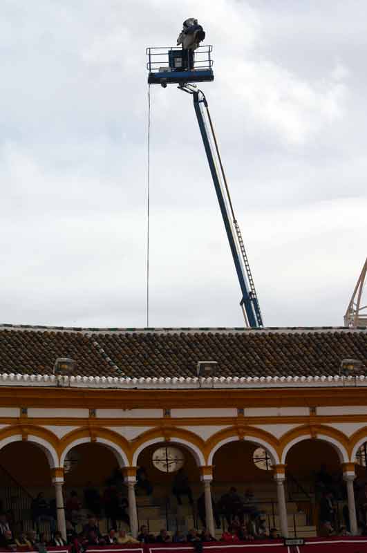 Se ha ganado el sueldo: ha aguantado ahí arriba frío, agua y viento...