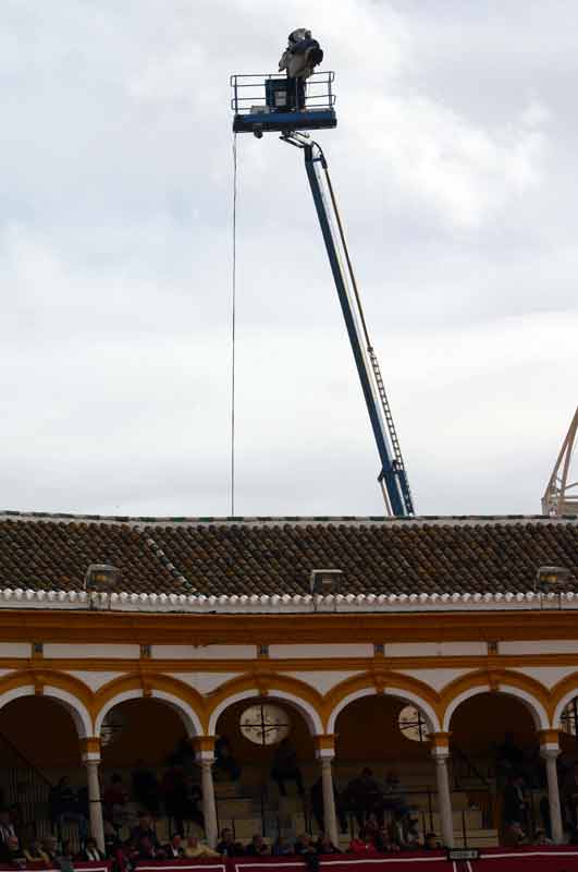 Se ha ganado el sueldo: ha aguantado ahí arriba frío, agua y viento...