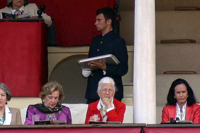 Camarero en los toros: un derroche ostentoso de los maestrantes en estos tiempos.