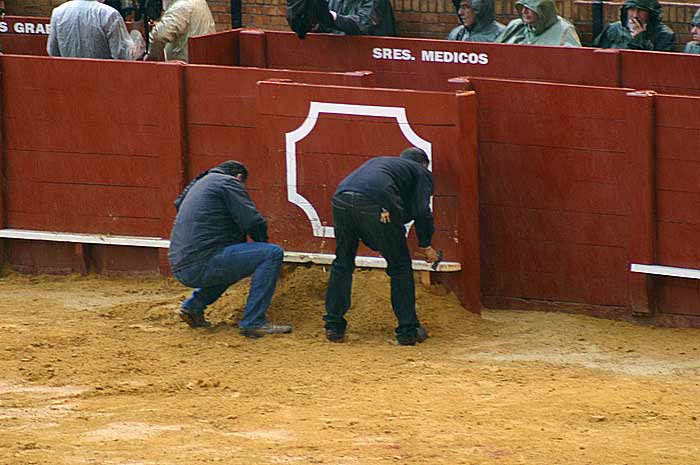 Los carpinteros arreglan un burladero.