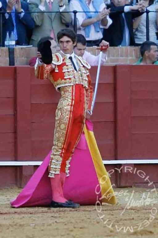 Sebastián Castella, saludando tras su faena. (FOTO: lopezmatito.com)