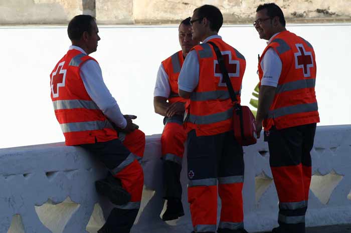 Un descansito de los muchachos de la Cruz Roja en las terrazas exteriores de la plaza.