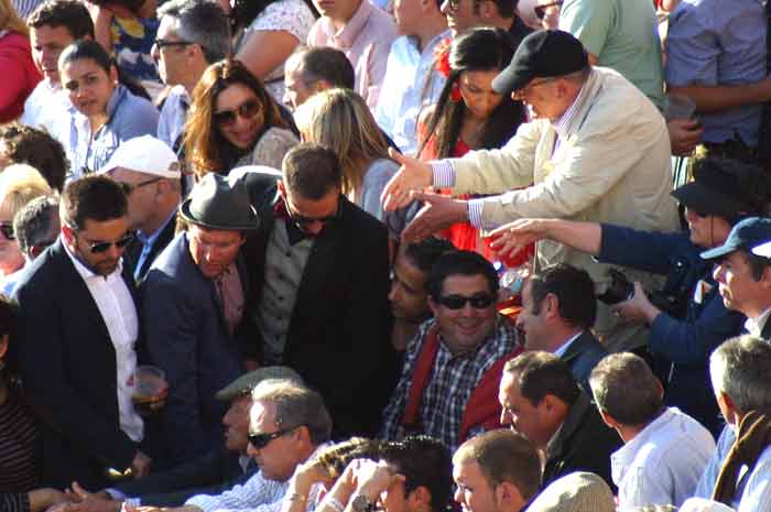 Discusiones entre los que están ubicados y quieren ver, y los que quieren ubicarse para ver.