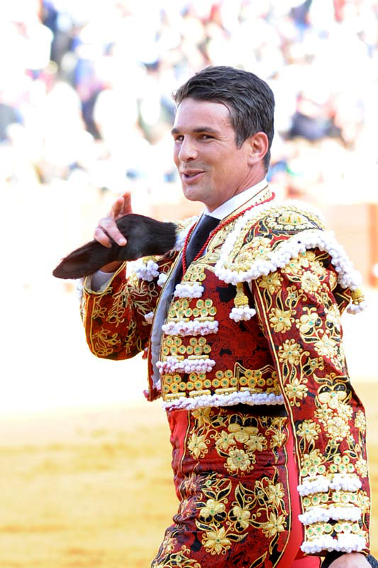 Manzanares recorre el albero tras cortarle la oreja a su primero. (FOTO: López Matito)