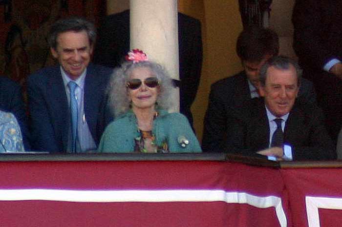 La duquesa de Alba (sin marido) junto a Javier Benjumea, teniente de hermano mayor.