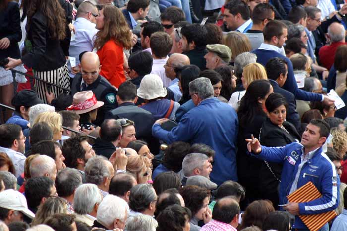 Colapso también en los tendidos ante la falta de escaleras.