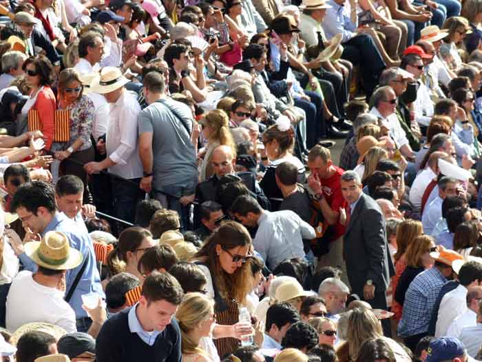 La vergüenza de la escasez de escaleras: segundo toro y el público sin acomodar.