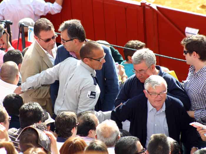 El personal de la plaza no puede poner orden ante la falta de ecaleras.