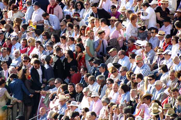 Plaza casi llena y otra vez el problema (y la vergüenza) de la falta de escaleras.