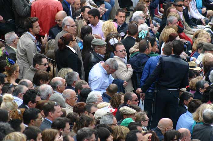 Atascos en los accesos a la plaza ante la ausencia de escalerillas para acceder a la localidad.