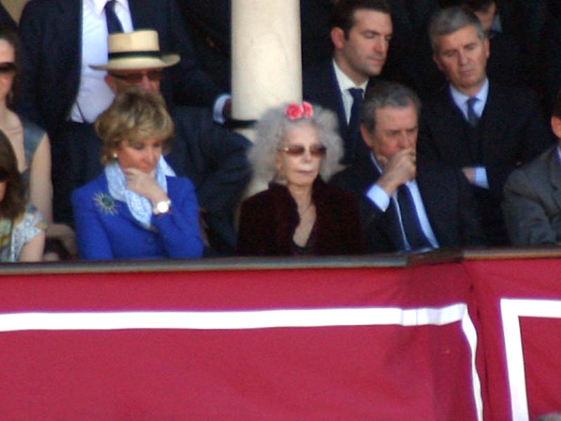 Esperanza Aguirre, la duquesa de Alba y Javier Benjumea.