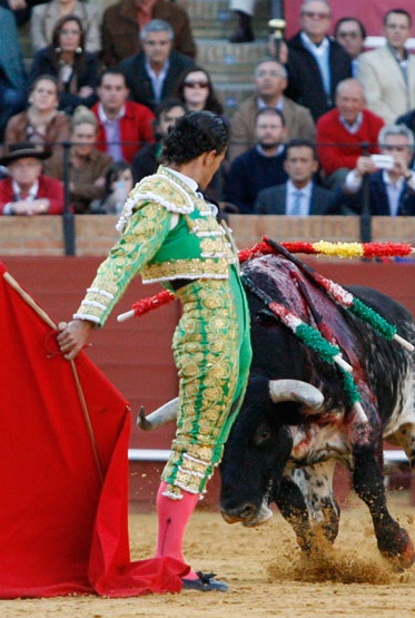 Pase cambiado por la espalda de Iván Fandiño. (FOTO: lopezmatito.com)