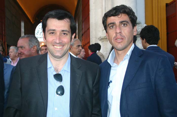 Antonio Girol, director de badajoztaurina.com (portal del grupo), y el banderillero Fernando González.