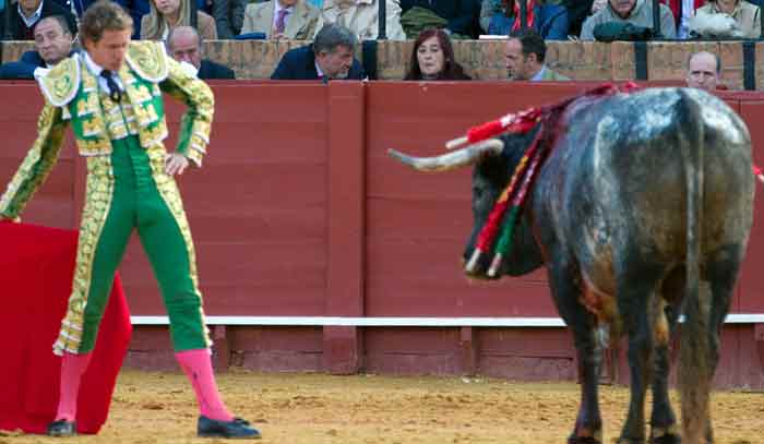 Presidentes de tertulia mientras se torea.