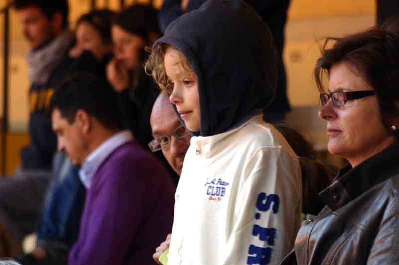 El frío, el viento y la llovizna hizo necesario abrigarse a conciencia.