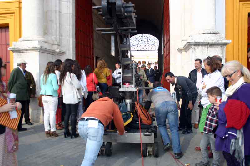 Los técnicos del Plus introducen la cámara grúa de la Puerta del Príncipe.