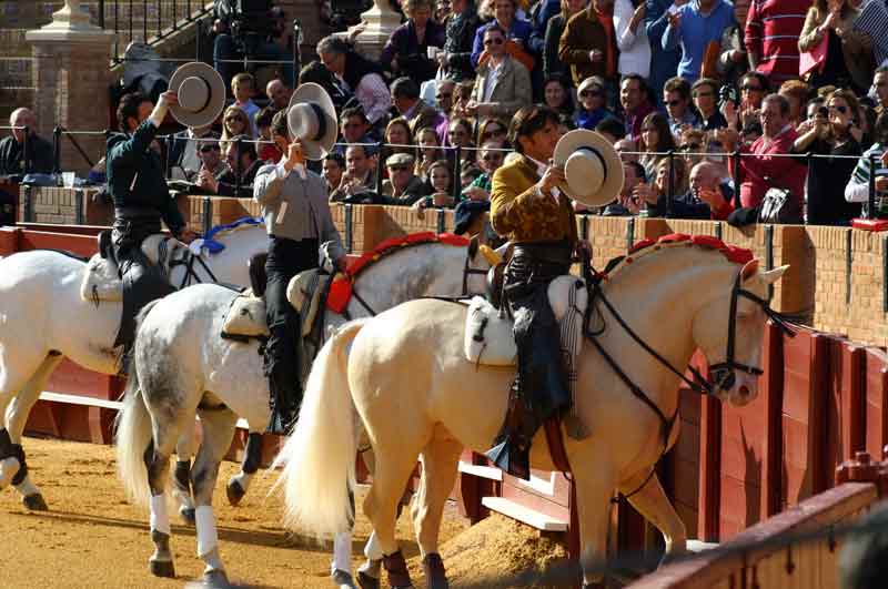 Los tres rejoneadores saludan al público bordeando las tablas,