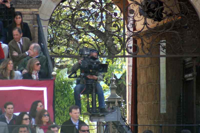 La cámara grúa de la Puerta del Príncipe, ya en su sitio habitual dentro de la plaza.