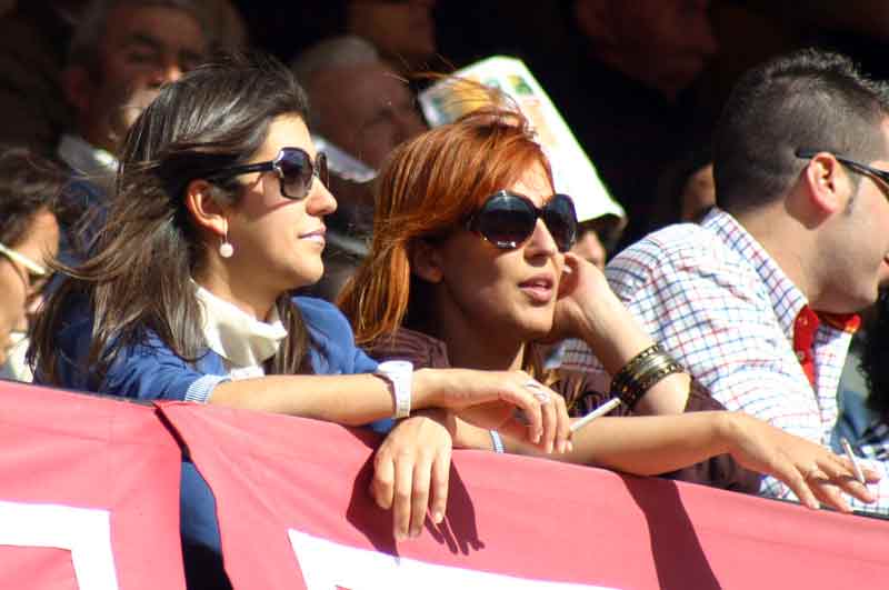 caras guapas en los balconcillos de las gradas de sol.