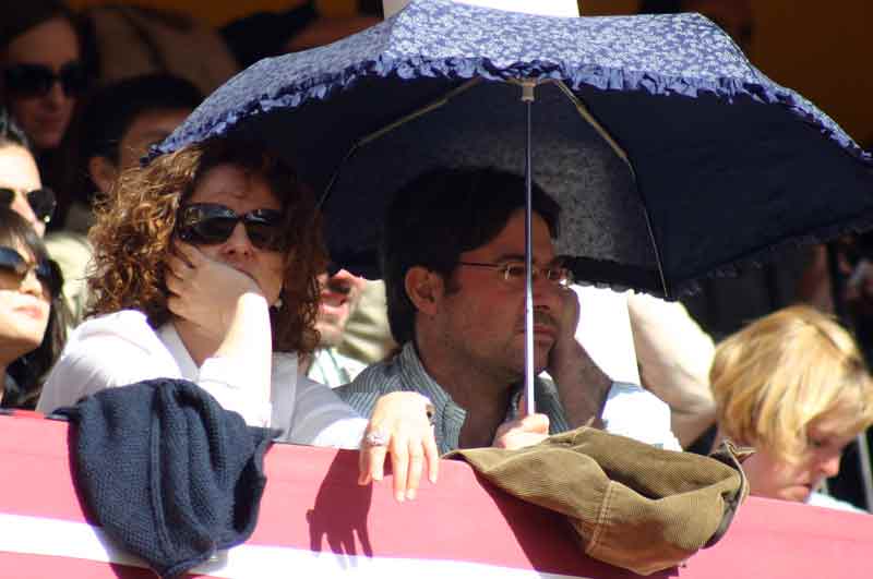 ¡Qué monada de paraguas!... pero qué cara de aburrimiento la de estos aficionados.