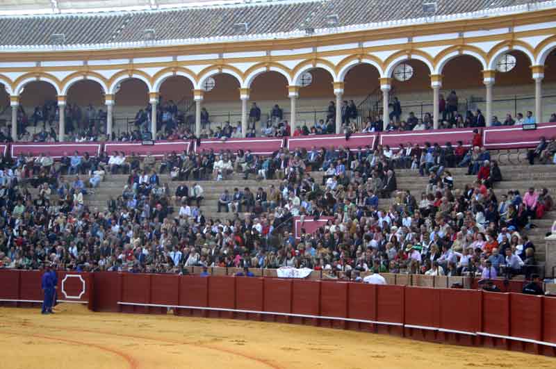 También se estaba cómodos en los tendidos y gradas impares de sombra.