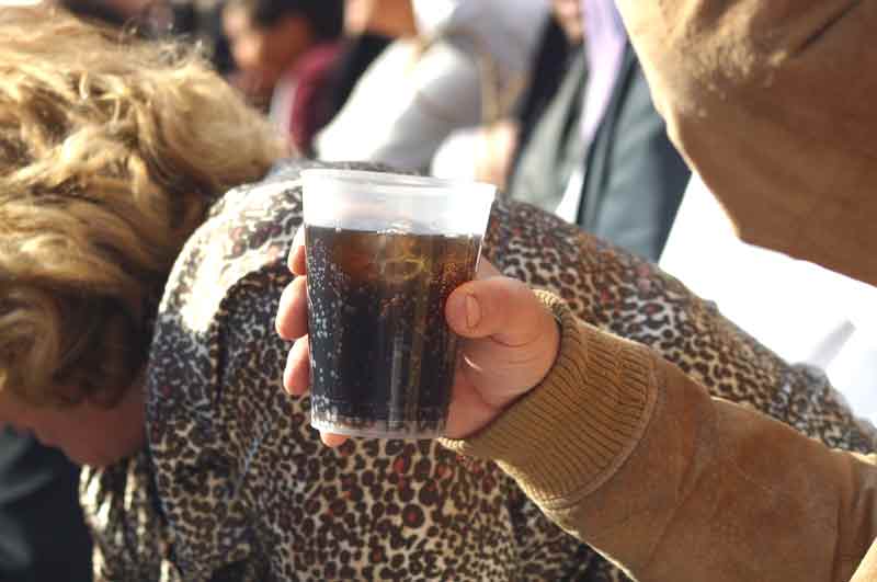 El resto somos 'presuntos culpables' y tenemos que usar vasos de plástico.