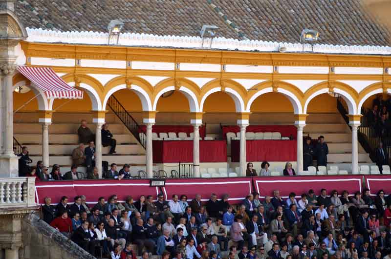 Ni porque el Conde de la Maza sea maestrante acuden a arroparlo desde el palco maestrante.