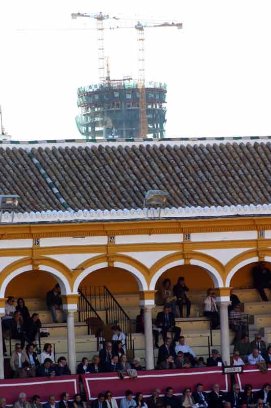 La polémica Torre Pelli asoma y se convierte en el nuevo 'sky line' de la Maestranza.