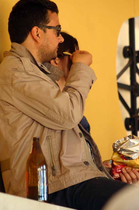 Hombre, un poco de decoro... Que la Maestranza no es lugar para la botellona...