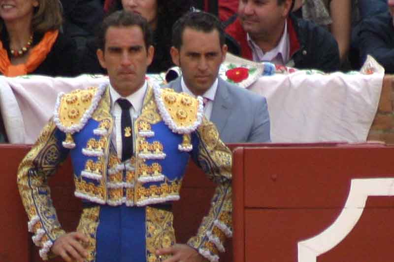 La seriedad en el rostro de Salvador Cortés; tras él, muy pendiente, su hermano Luis Mariscal.