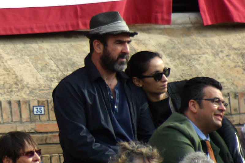 El conocido futbolista francés Eric Cantoná asiste a la Maestranza cada Feria.