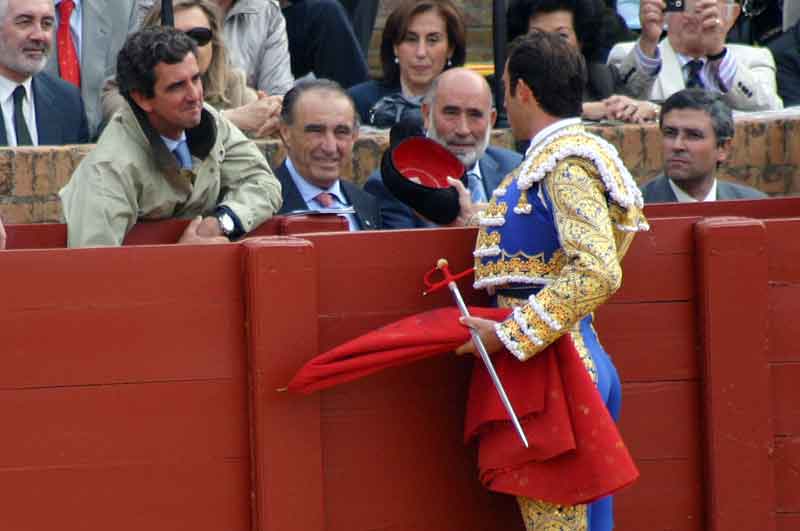 Salvador Cortés brinda a Javier Molina.