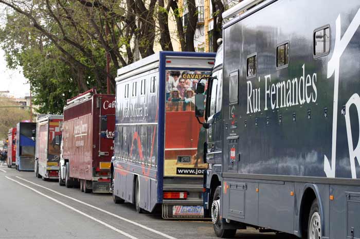 Caravana de camiones-cuadras.